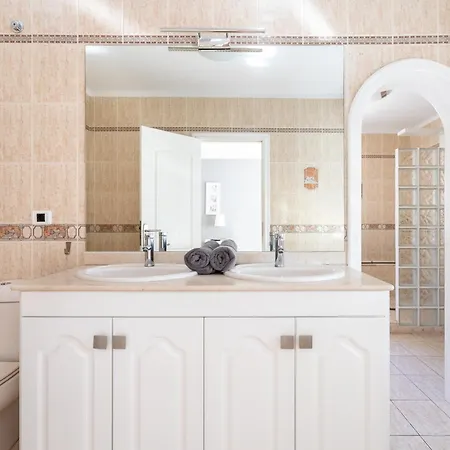 Luxurious 1,5 Kilometers From 别墅 *