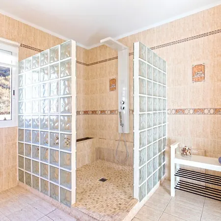 Luxurious 1,5 Kilometers From 别墅 *