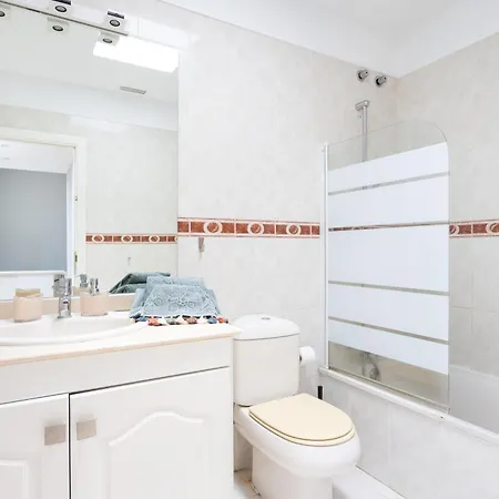 别墅 Luxurious 1,5 Kilometers From 阿德耶