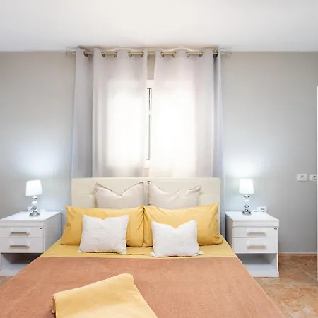 Luxurious 1,5 Kilometers From 别墅 *